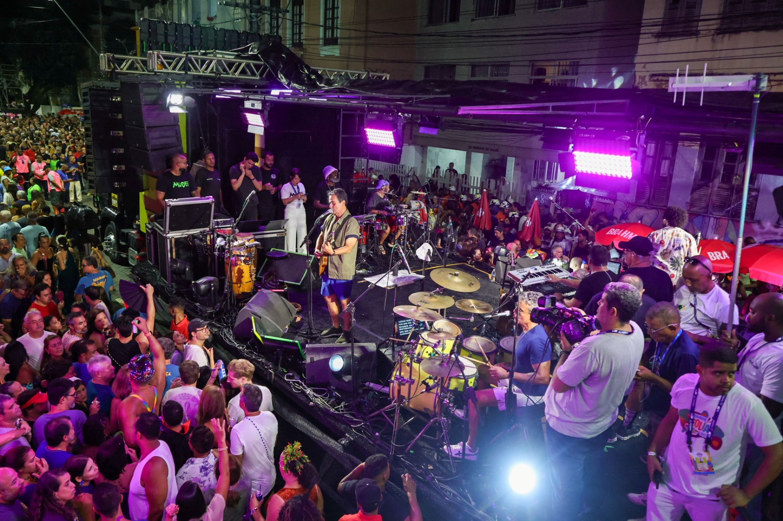 MUDEIdeNOME relembra clássicos, arrasta multidão e abre o Carnaval no Campo Grande