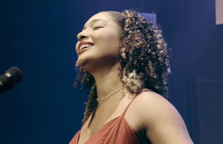Janine faz sua grande estreia no Sollar Experience e marca novo momento na cena de Salvador