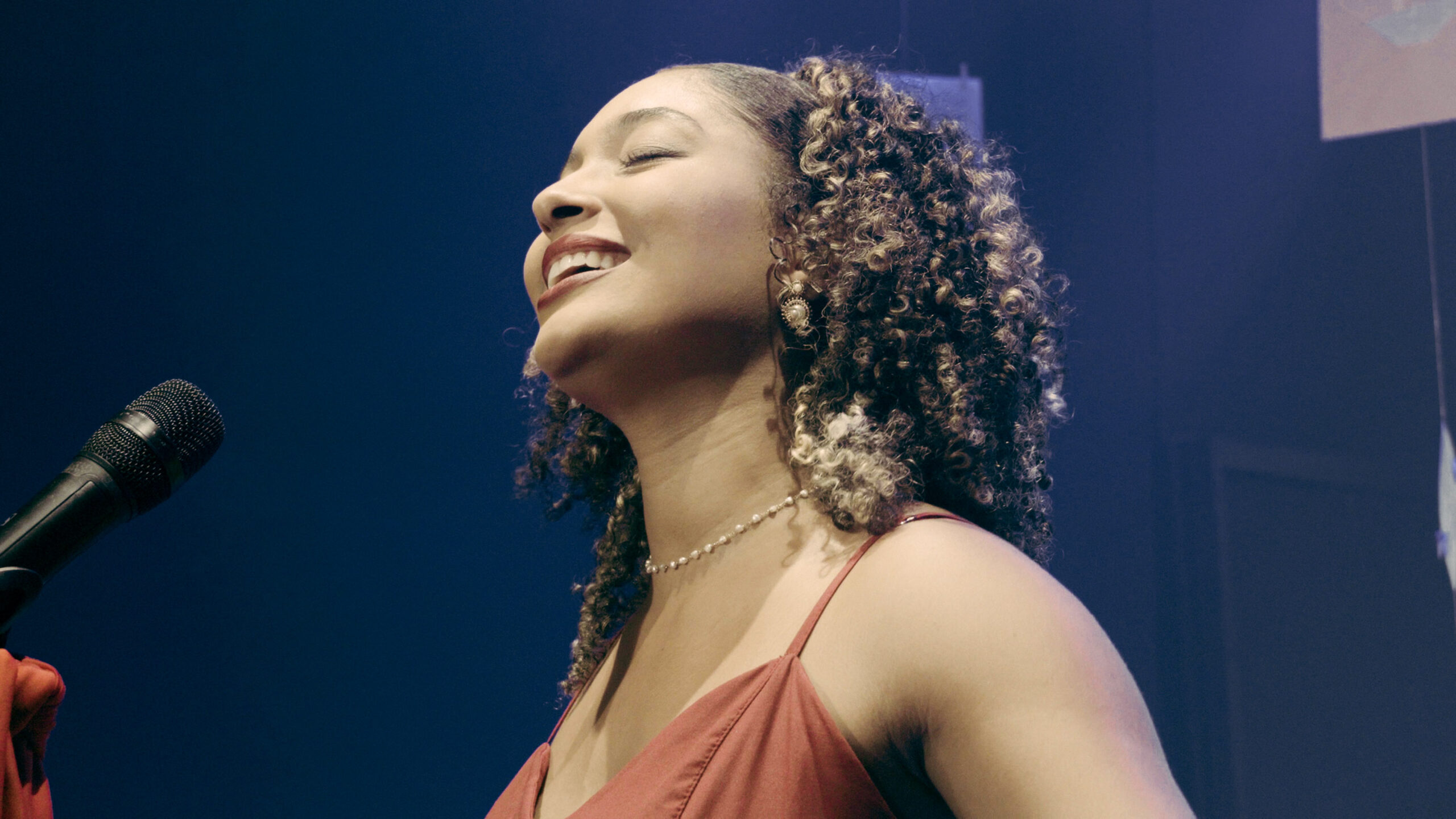Janine faz sua grande estreia no Sollar Experience e marca novo momento na cena de Salvador