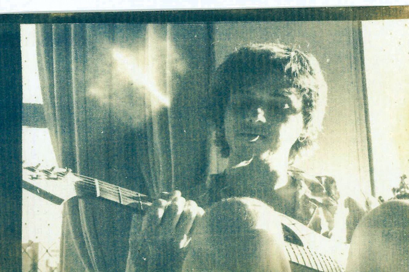 João Denovaro estreia espetáculo solo “Circunstâncias Inacreditáveis” no Teatro Gamboa