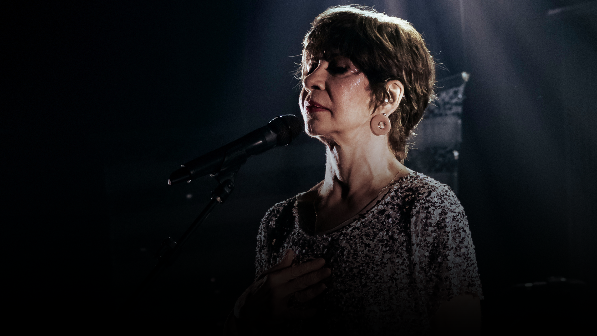 Sandra Pêra interpreta Gonzaguinha no show “Eu apenas queria que você soubesse”, no Teatro SESC Casa do Comércio