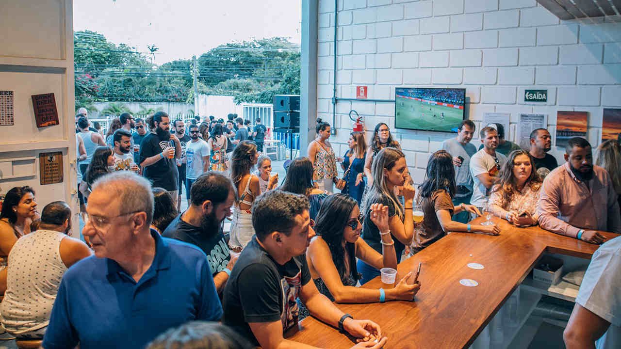 Chope verde e música ao vivo: Proa Cervejaria celebra St. Patrick’s Day