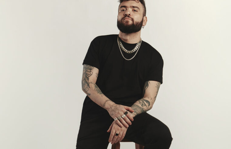 Tiago Santineli leva humor ácido e provocador ao palco com o solo “Anticristo” em Salvador