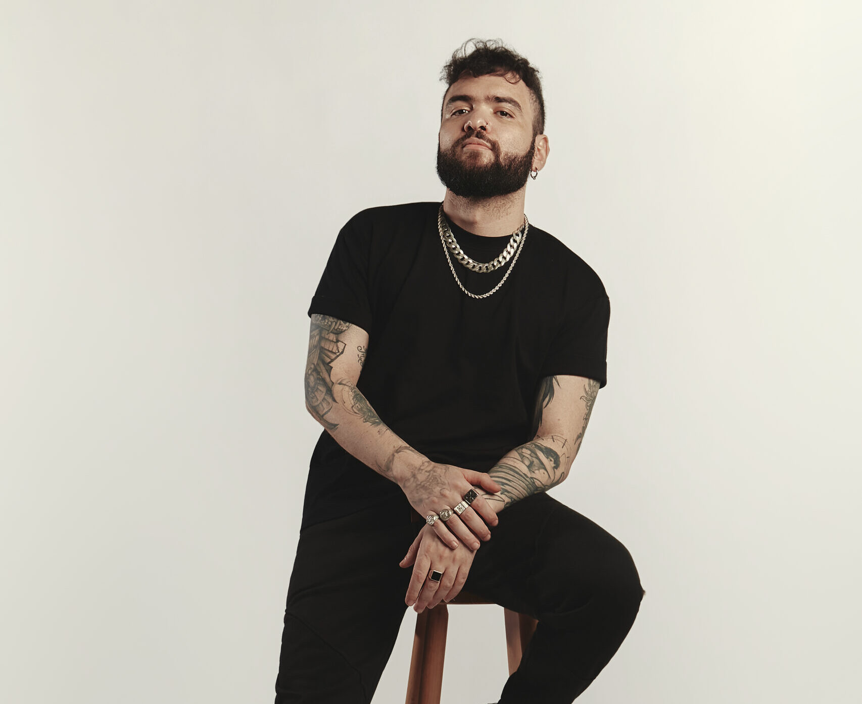 Tiago Santineli leva humor ácido e provocador ao palco com o solo “Anticristo” em Salvador