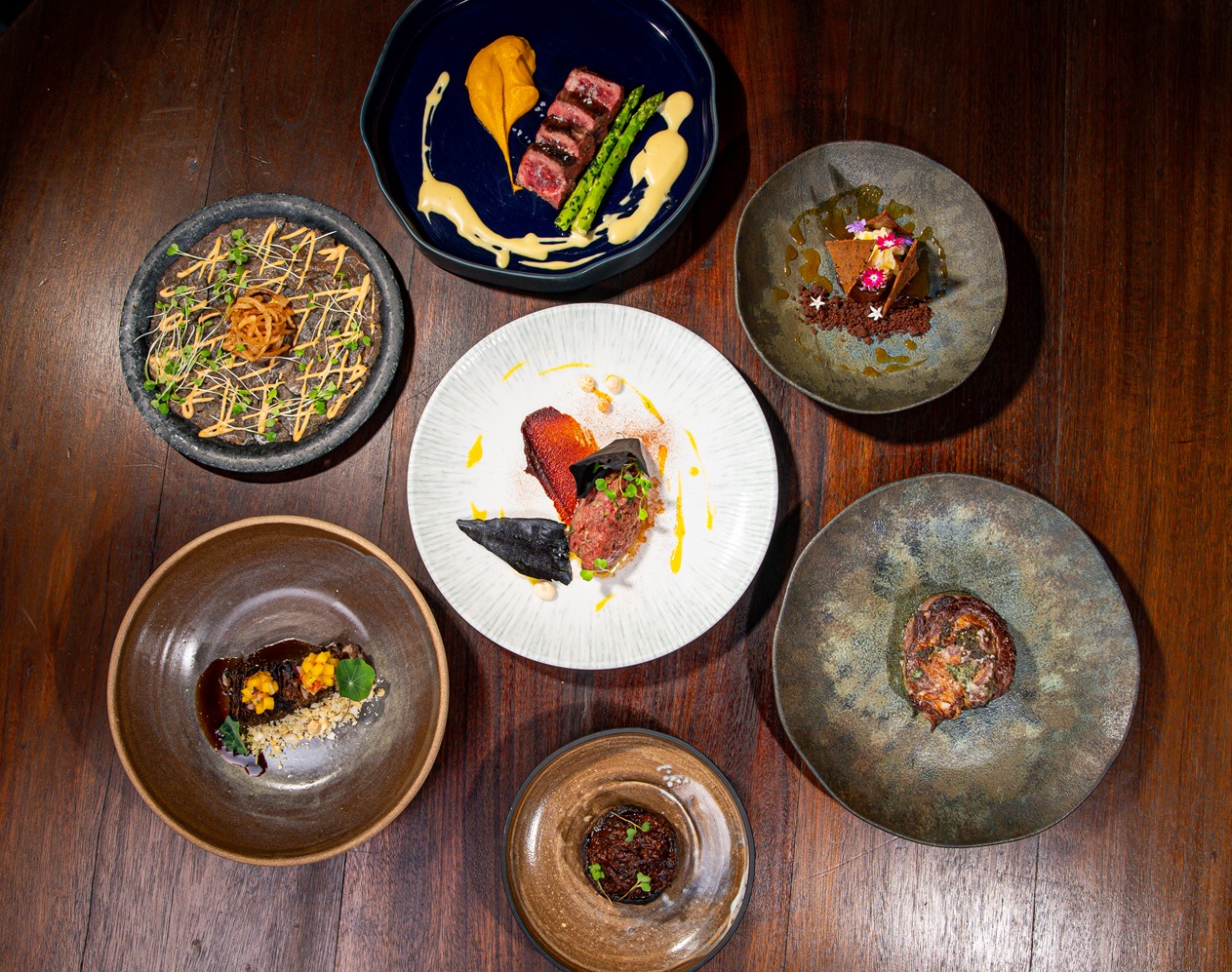 Restaurante Carvão lança Menu Experiência em 7 etapas e aposta na cozinha de fogo