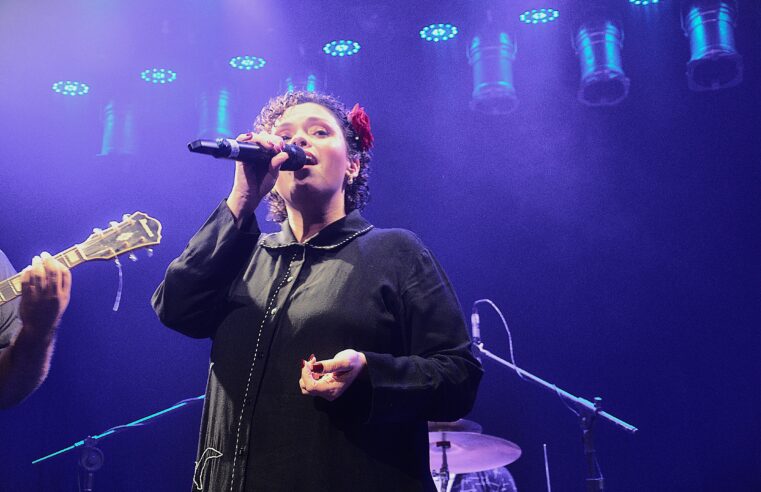 Sohl apresenta “Vestida de Luneta” no Teatro Gamboa