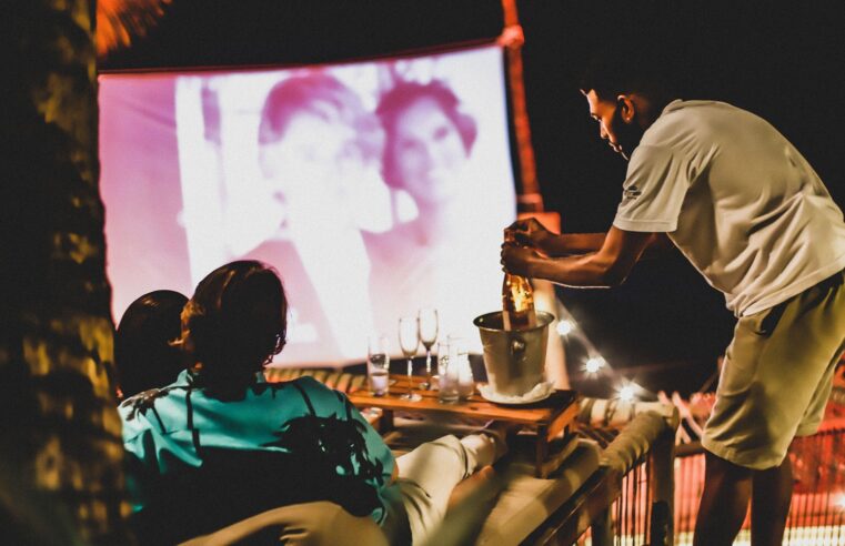 Blue Praia celebra Dia dos Namorados com cinema ao ar livre, redes flutuantes e luz de velas