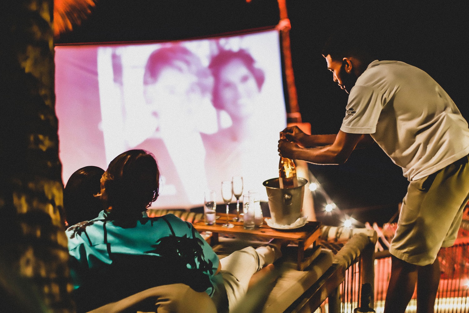 Blue Praia celebra Dia dos Namorados com cinema ao ar livre, redes flutuantes e luz de velas