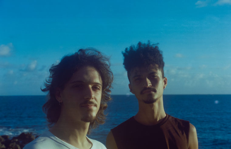 João Denovaro e Candioco exploram parceria sonora em noite no Teatro SESI Rio Vermelho