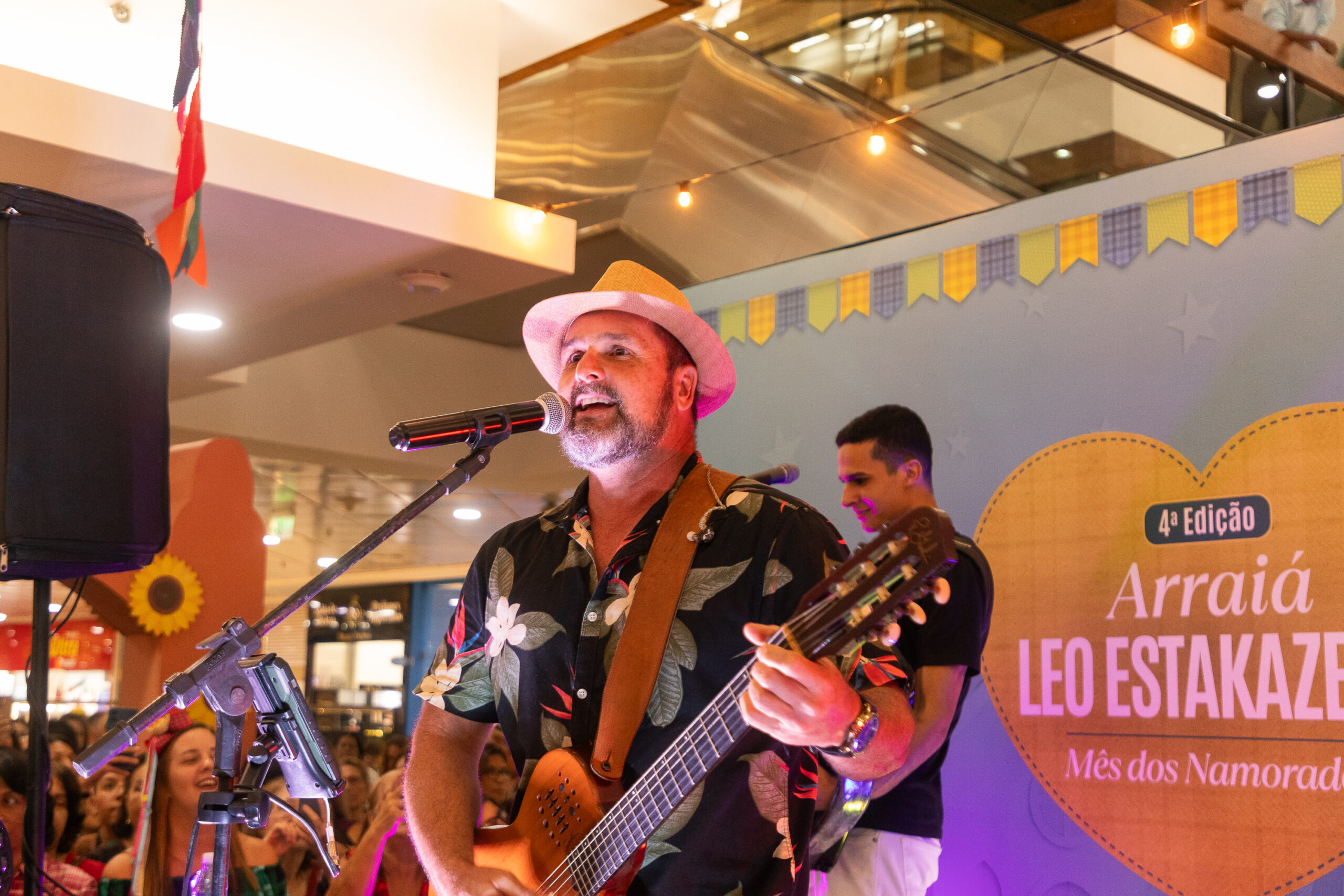 Arraiá Junino do Shopping Itaigara recebe Leo Estakazero para mais uma apresentação na próxima terça-feira (9)
