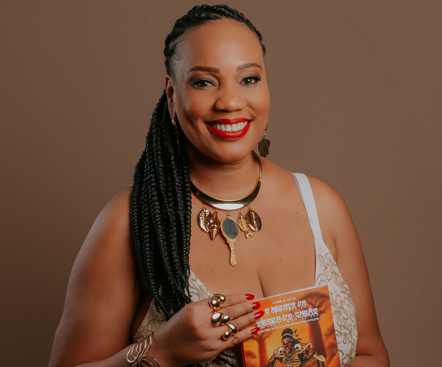Ancestralidade, afrofuturismo e cura: Carla Pita estreia na literatura com ‘O abraço da víbora-do-Gabão’