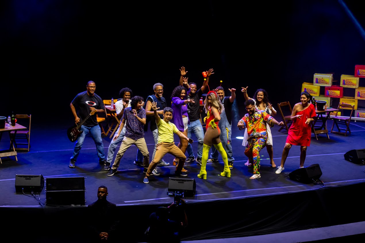 Stand-up RECEBA! reúne 14 comediantes baianos no palco do Teatro Jorge Amado