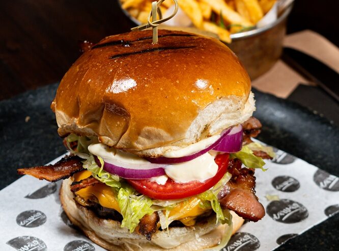 Carvão participa do Salvador Burger Gourmet com três hambúrgueres autorais e combo a R$ 59,90