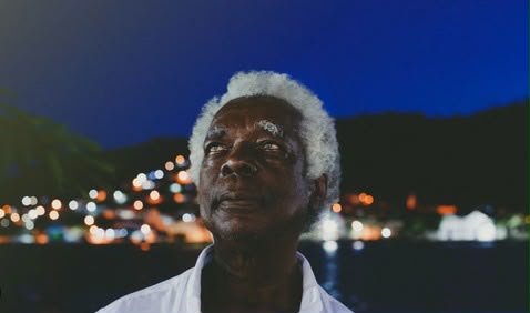 Filme sobre Mateus Aleluia encerra festival internacional de documentários em Salvador